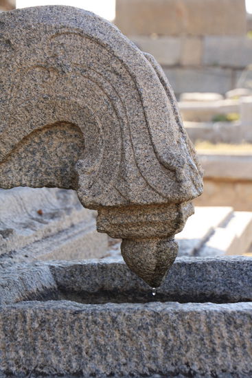 Ausgeklügeltes Detail:
Das Wasser läuft oben eine Rinne entlang, auf der rechten Seite nach unten und tropft am tiefsten Punkt ab.