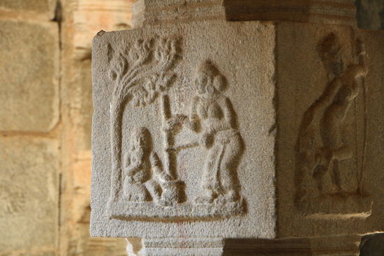 Fast jede Säule ist so verziert.