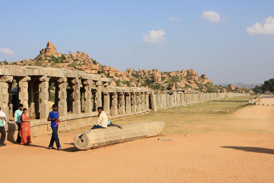 Die Säulenreihen scheinen unendlich.