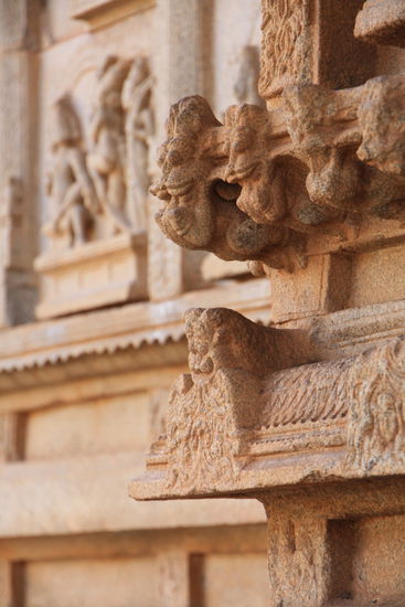 Auch wenn man nicht immer genau weiss was es darstellen sollte - allein zu sehen wie aufwändig die arbeiten sind fasziniert.