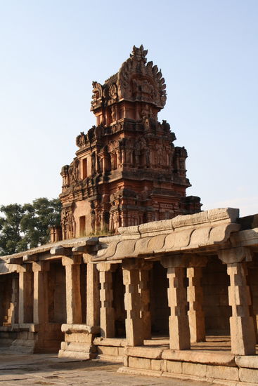 Der Eingangsturm ...