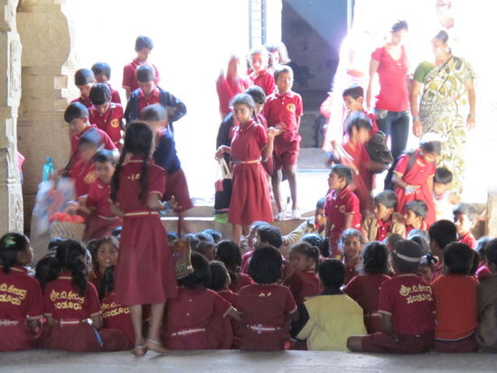 Wieder mal eine Schulreise. Uniformen hat glaub jede Klasse eine andere.