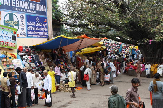 Hut- und Souvenir-Verkäufer rund um die Tempel.