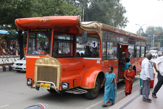 Mit diesen kuriosen Bussen werden die Pilger in Tirumala gratis herumchauffiert.
