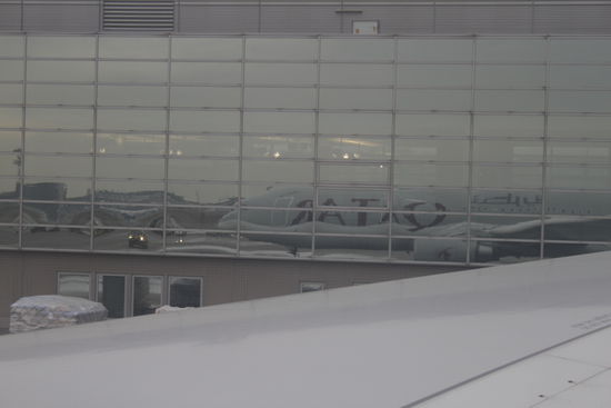 Ganz schön eitel: Kurz vor dem Abflug im Spiegel nochmals das Outfit gecheckt.