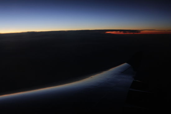 Spiegelung der Farben nach dem Sonnenuntergang auf der Tragfläche in einer Rechtskurve.