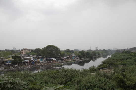 Gegensätze in Indien:
So wie im Vordergrund lebt wahrscheinlich ein grosser Teil der Bevölkerung von Chennai, im Hintergrund entstehen neue, moderne Gebäude.