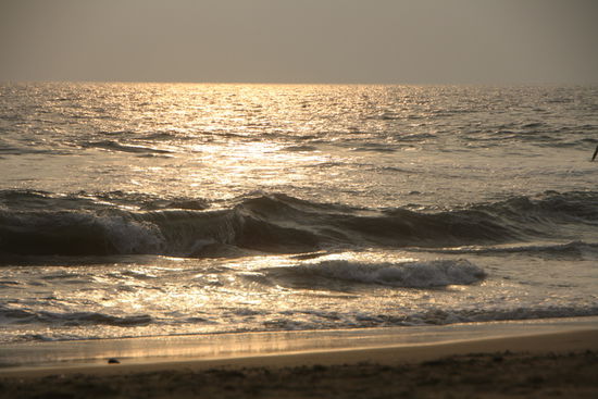 Der Sonnenschein spiegelt sich schön im Wasser.