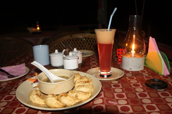 Und ein True Blue - der gar nicht blau aussieht - aber sehr lecker ist. Dazu als Vorspeise frittierte tibetische Momos.