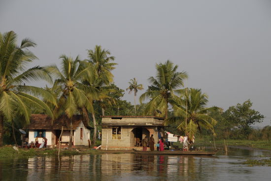 Häuser am Ufer einer Insel.