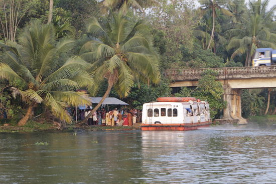 Die Fähre kommt an.