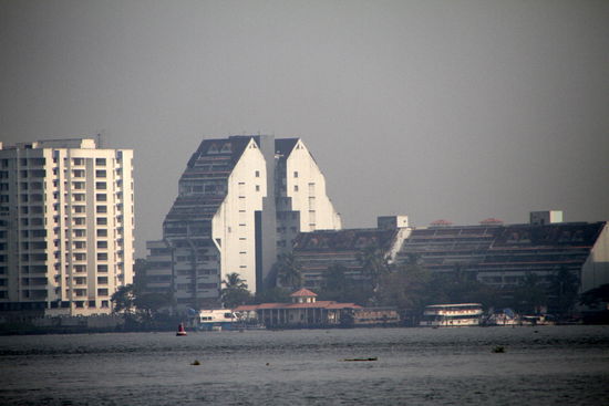 Symmetrisches Gebäude. Ausgefallene Architektur gibt's auch in Indien