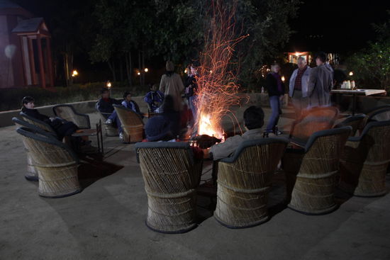 Am Lagerfeuer ist's schön warm.