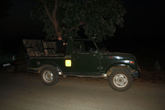 Gespanntes Warten auf das Öffnen das Parks. Es ist eiskalt!