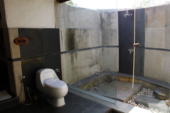 Hier die Freilftdusche - direkt neben dem Panorama-UFO-Klo.