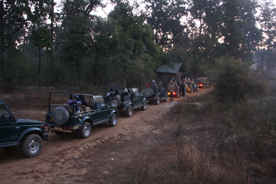 Mal wieder warten auf den Einlass.