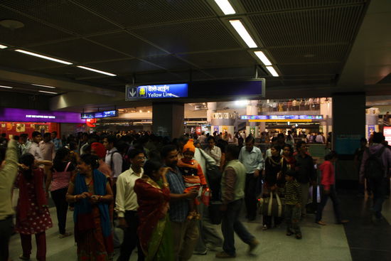 Finde die Rolltreppe! Ganz normaler Betrieb in U-Bahnstation