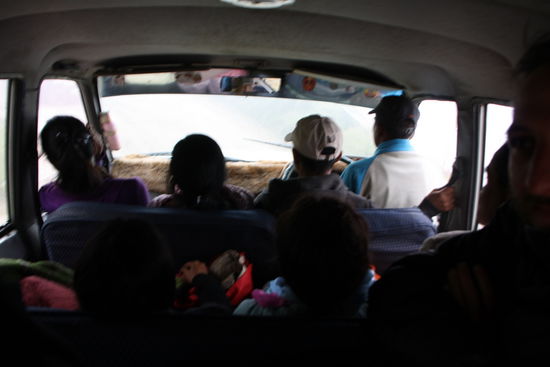13 Personen in einem Jeep (Tata) - kein Problem! Man muss nur schon ganz vorne mit dem Stapeln beginnen. Der rechts neben dem Lenkrad ist der Fahrer! Spaeter sind dann noch zwei Schueler auf die Halterung des Reserverad aufgesprungen fuer ca. 10 km. Und bei uns sorgen sich die Eltern um die Kinder wenn sie eine Quartierstrasse ueberqueren muessen!