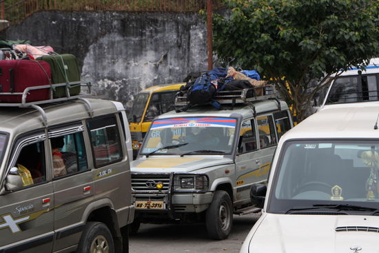 Das war unser Luxus-Mobil. Ich bat den Fahrer vor der Weiterfahrt meinen Rucksack vielleicht doch noch etwas besser zu befestigen!