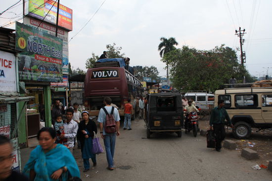 Der Volvo nach Kolkata (frueher Kalkutta). Wenns gut laeuft dauerts 16 Stunden. Ich hab mich fuer den Zug entschieden.