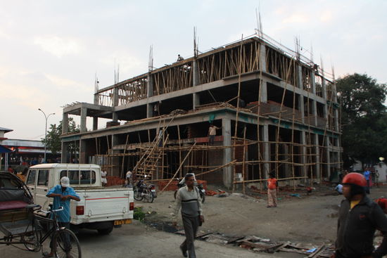 Es muessen nicht immer vorgefertigte Systemschalungen sein - Bambusstangen und ein paar Bretter tun es auch.