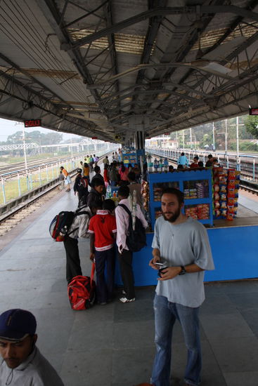 Jeremy vor dem Kiosk am Bahnsteig.