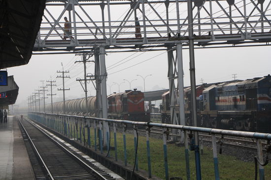 So wie die Diesellok aussieht hoert sie sich auch an - und zwar Tag und Nacht!