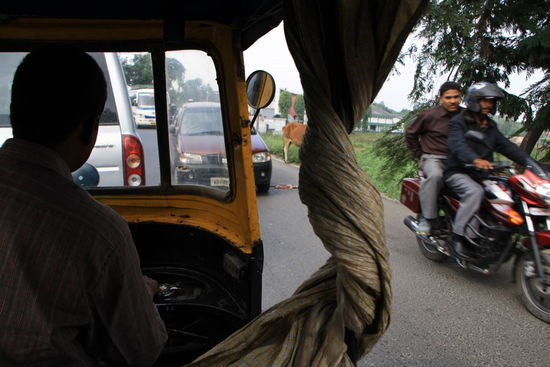 Zwei Sekunden spaeter waren wir rechts dran vorbei! Der Bus musste halt noch ein Stueck weiter weichen.