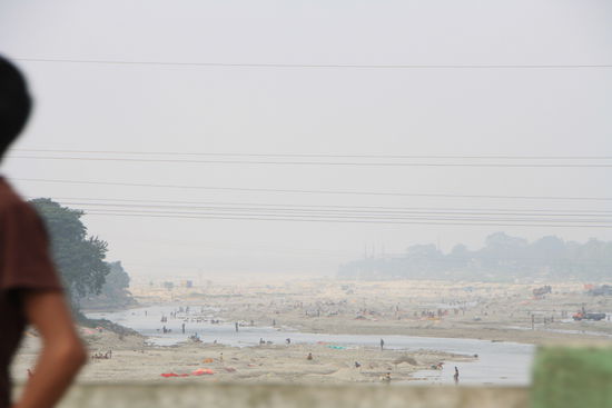 Der oertliche Baustoffhandel.
Die meisten Menschen, die hier arbeiten leben auch direkt am oder im Fluss. Keine Ahnung ob das bei Monsun gut gehen kann.