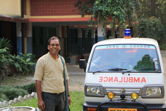 Fr. Julius Kujur vor dem Jesu Ashram.