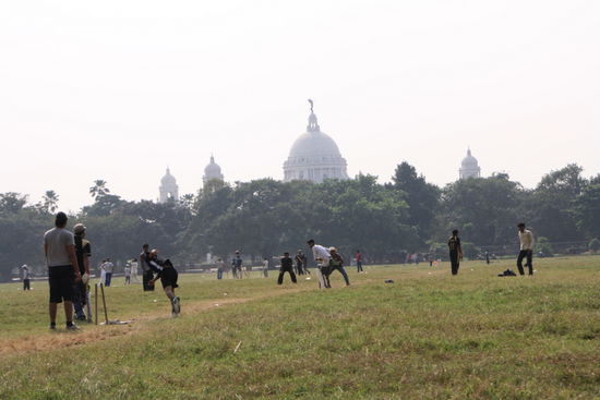 Kricket vor dem Victoria-Memorial.