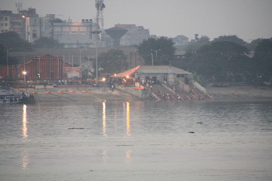 Bade Ghat gegenueber dem Babu Ghat. Hier baden die glaeubigen Hindus im heiligen Fluss Ganges.