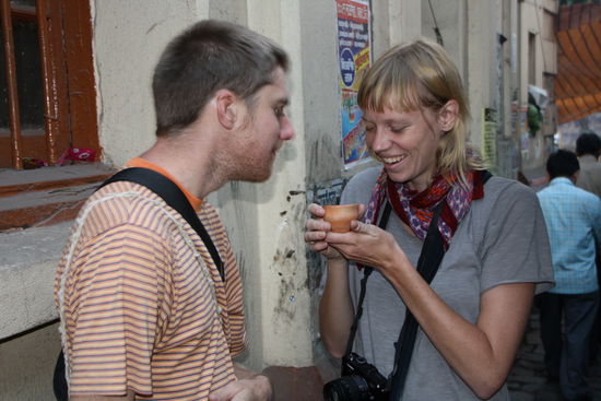 Chai gibts hier in schnuckligen Terrakotta-Einweg-Schaelchen.