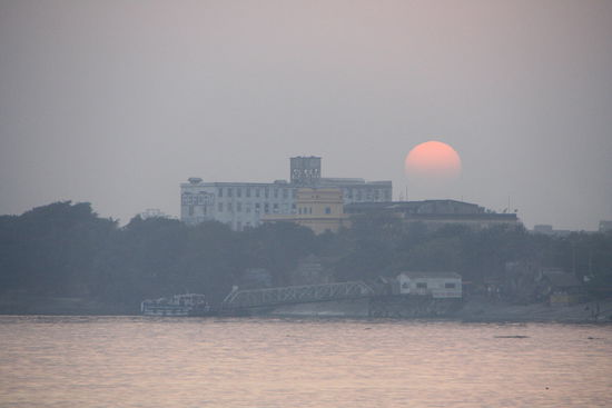 Sonnenuntergang ueber Kolkata.