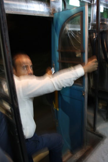 ... Bus-langsam-fahr-Stellen gibts schon haeufiger. Man versucht dann ein- und auszusteigen ohne unter die Raeder zu kommen.