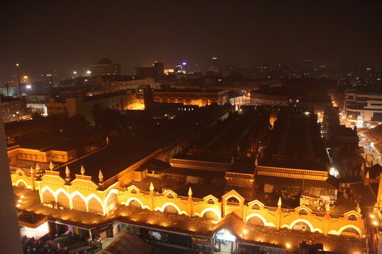 Blick ueber Kolkata von der Dachterrasse, auf der wir das Feierabend-Bier genossen.