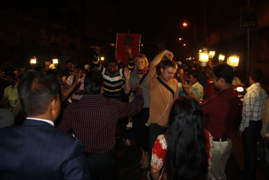 Mitfeiern bei der Hochzeit, in die wir auf dem Heimweg zufaellig gerieten. Alle haben sich riesig gefreut.