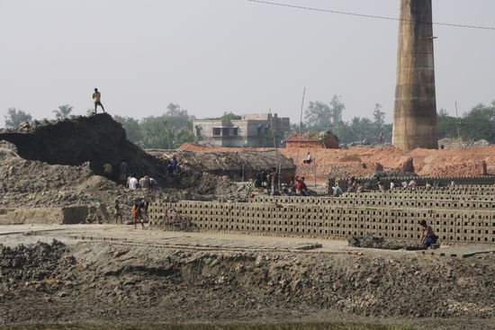 Ziegel-Fabrik suedlich der Stadt.