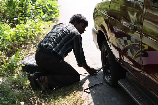 Das gehoert auch dazu: 5 Minuten spaeter war die Sache behoben - trotz klemmender Muttern!