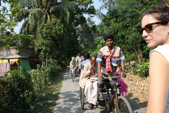 Wunderbar angenehme Fahrt zum Hotel - wohl aber nicht fuer alle! Die Fahrer haben sich ganz schoen abgestrampelt.