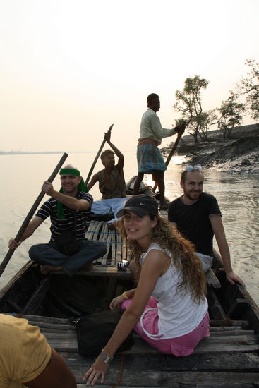 Ausfahrt mit dem Ruderboot: Alex, Khopal, Gema, Michele und hinten der Steuermann.