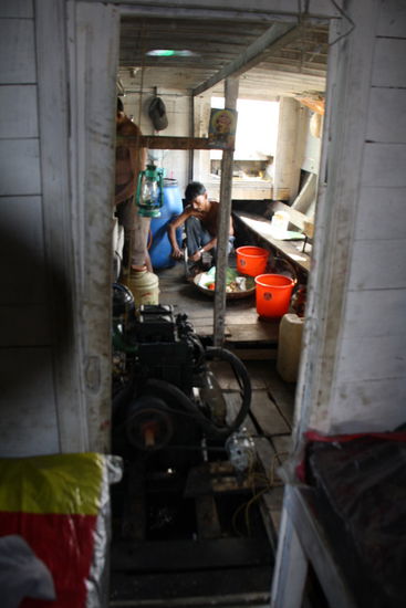 Maschinenraum und Kombuese zugleich.