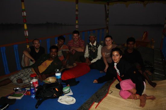 Crew und Passagiere auf der Heimfahrt.
Meine Reisebegleiter sind uebrigens Studenten aus London, die hier waehrend zwei Monaten fuer ihre Master-Thesis gearbeitet haben:
Gema aus Spanien
Zalina vom Nord-Kaukasus (keine Russin wie sie immer betonte)
Michele aus Italien und
Alex aus Frankreich.
Sie alle haben int. Tourismus development studiert.