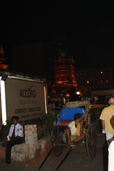 Gehört zu Kolkata: Rikscha mit armem Kerl, der ziehen muss.
Alles was er besitzt ist auf dem Bild zu sehen. Die Rikscha ist geleast.