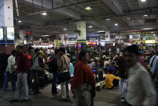 Wartesaal am Bahnhof Howrah.