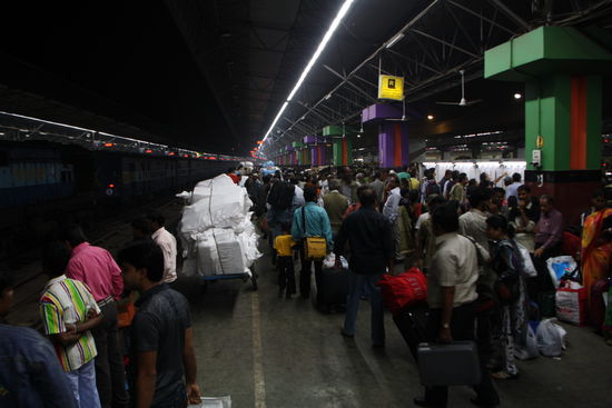 Bahnsteig kurz vor Einfahrt des Zuges.