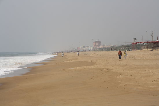 Der Strand gleich hinter dem Hotelgarten - leider gänzlich ohne Schatten.