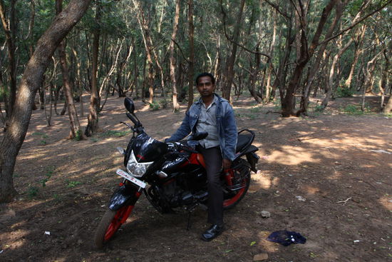 Pradip mit seiner Hero Honda HUNK.