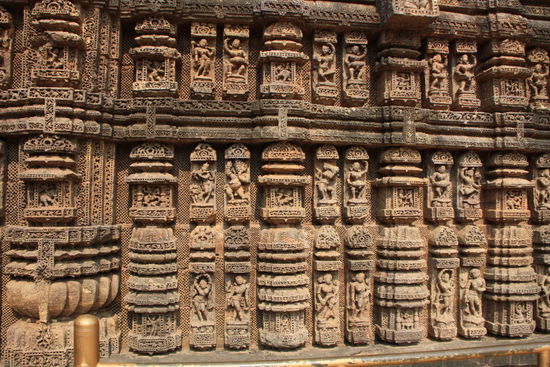 Über 700 Figuren sind zu finden. Sie zeigen das tägliche Leben. Vom Frisieren, übers Tanzen bis hin zum Kamasutra.