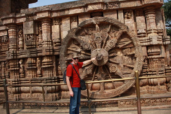 Den Finger an den richtigen Punkt gehalten fällt der Schatten auf einen Punkt auf dem Rad, an dem die Uhrzeit abzulesen ist.